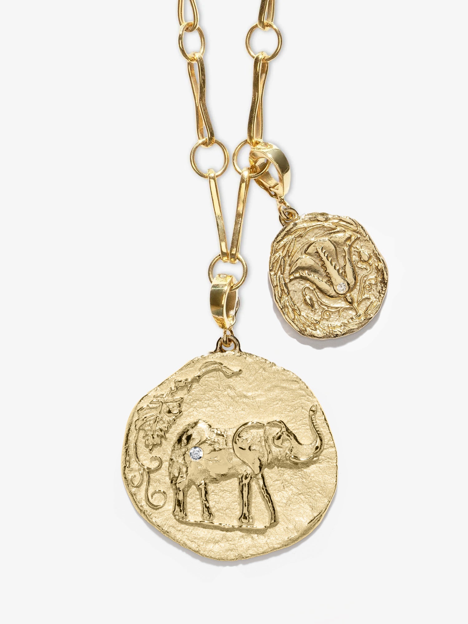 大きなエレファンテの忠誠心と小さな地球のモダンなチャームネックレス